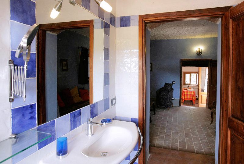 Apartment A: Bathroom in pretty blue tile.