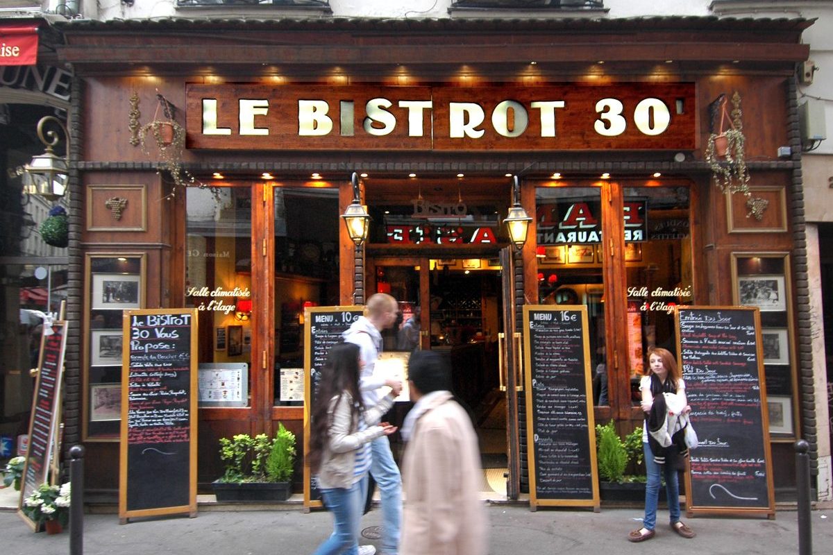 The heavily-touristed Latin Quarter is over-populated with restaurants. Once popular with tourists and students, Le Bistro 30 — like many Latin Quarter restaurants — has gone out of business.