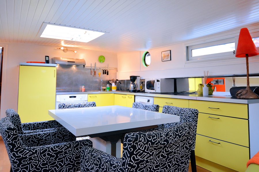 The eat-in galley of Notre Bateau-Mouche is fully-equipped, spacious, and attractive.
