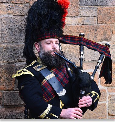 Edinburgh — Piper on Castle Hill