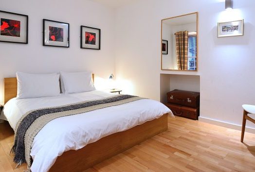 Edinburgh - Lodging - Grassmarket Close Flat - Double Bdrm - Photo copyright Home At First Edinburgh: Grassmarket Close Flat - King Double Bedroom