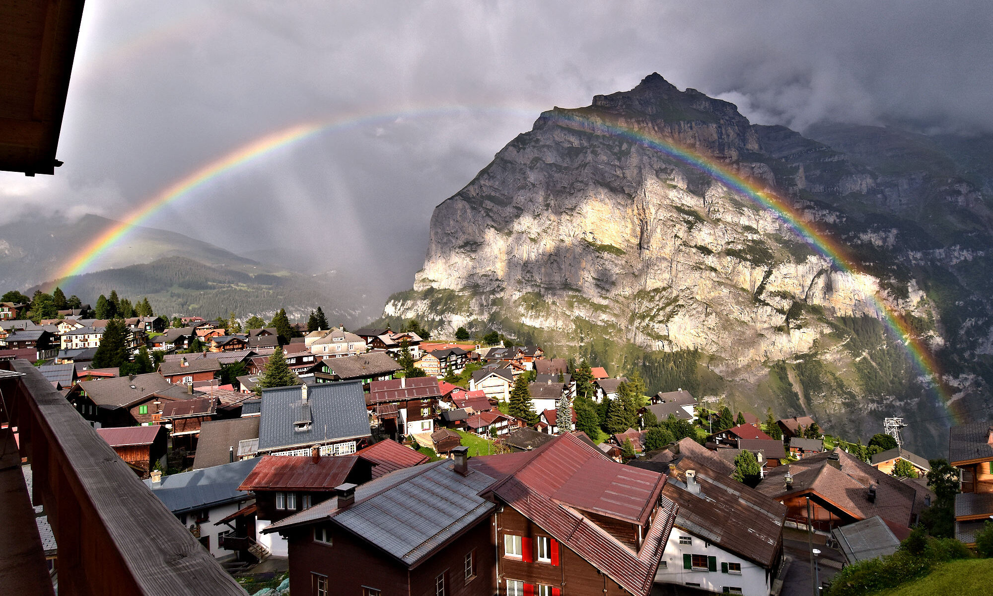 Chalet Jungfrau, Mürren — Balcony view with rainbow