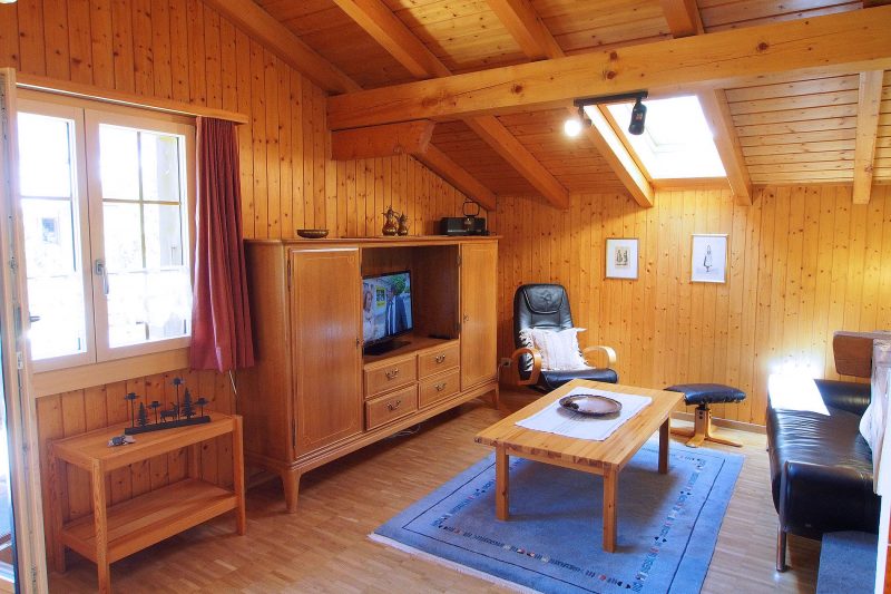 Chalet Altels - West Apt living room with balcony access