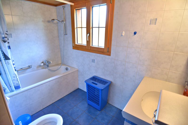 Chalet Balmhorn - Bathroom with tub-shower