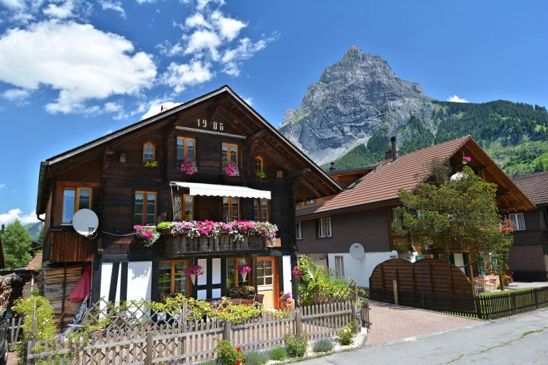 Chalet Blüemlisalp - Exterior facade with Bire