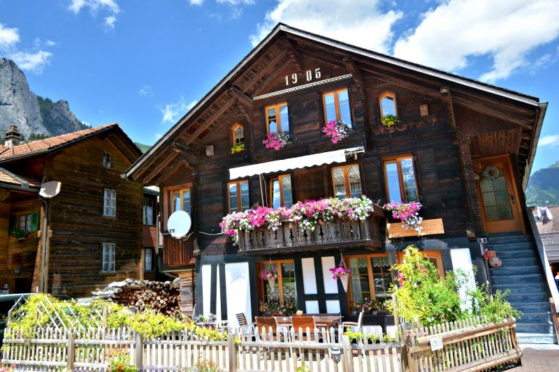 Chalet Bluemlisalp - Exterior facade showing furnished patio