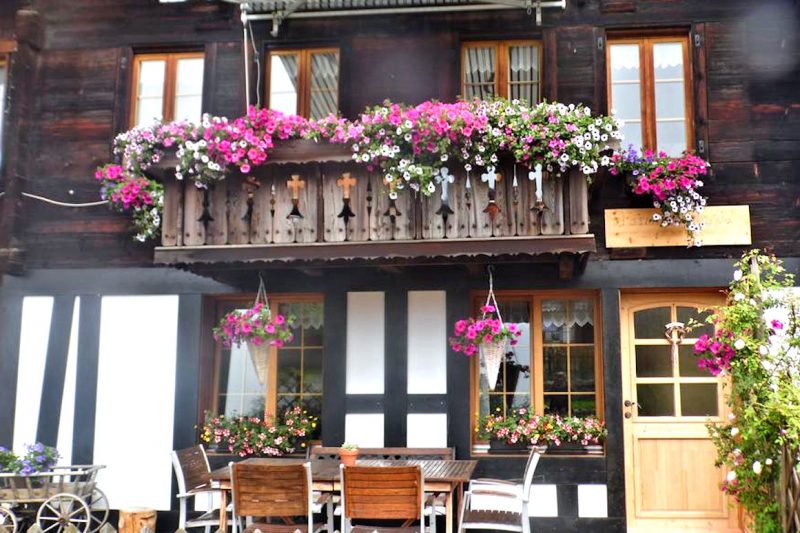 Chalet Bluemlisalp - chalet facade showing furnished patio and apartment entry