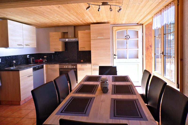 Chalet Bluemlisalp - open-plan dining and kitchen