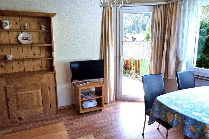 Chalet Doldenhorn - dining room with balcony access