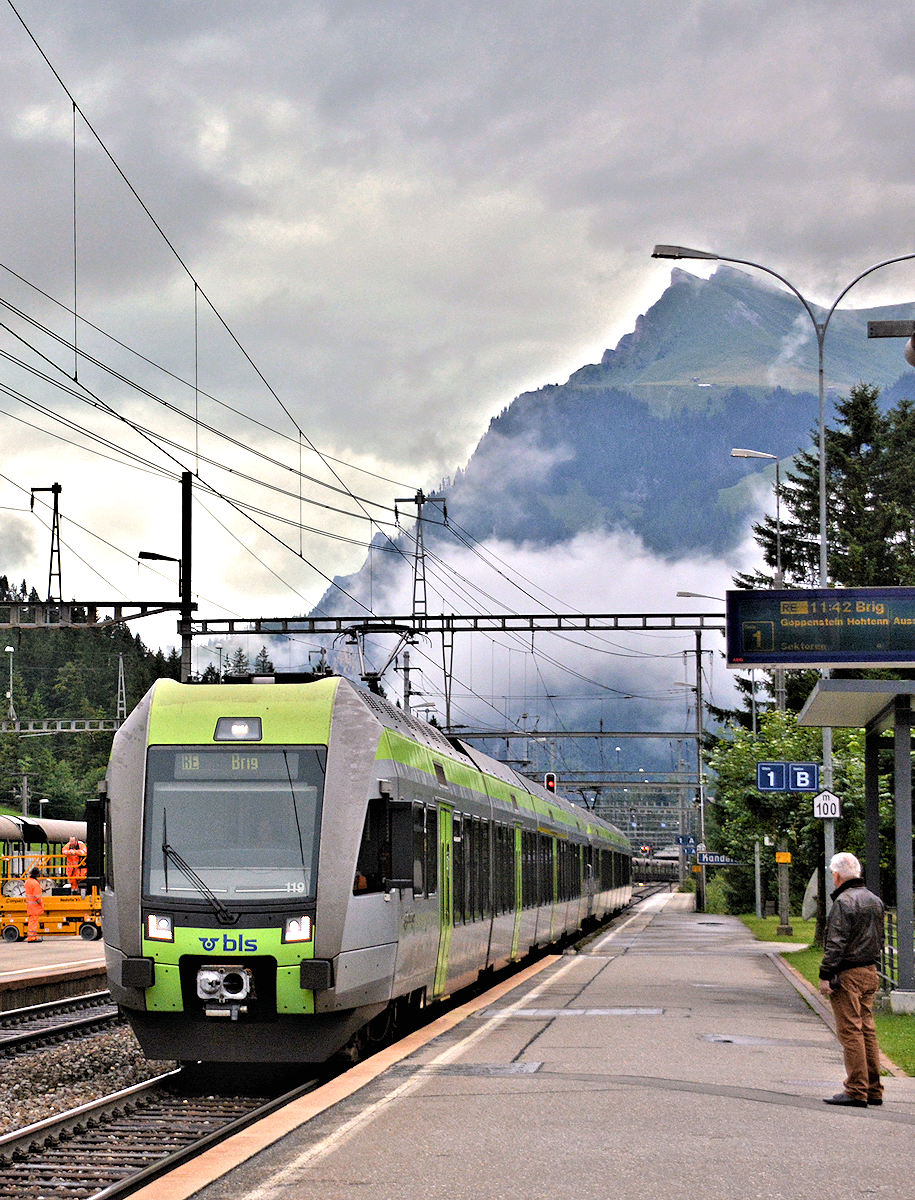Kandersteg is served by excellent north-south railway service connecting Bern with Brig hourly in both directions. 