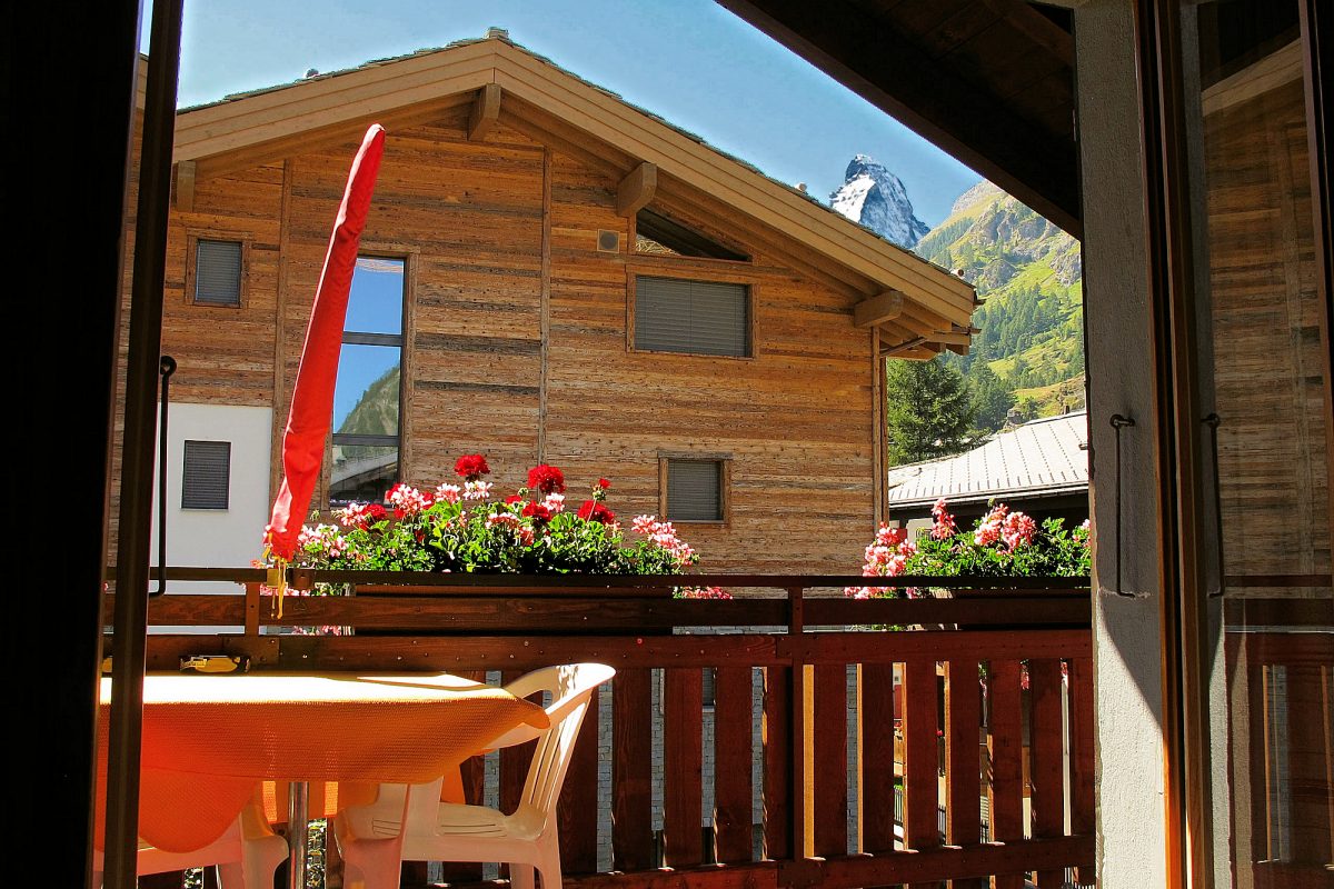 Chalet Barbara — Furnished balcony with Matterhorn glimpse.