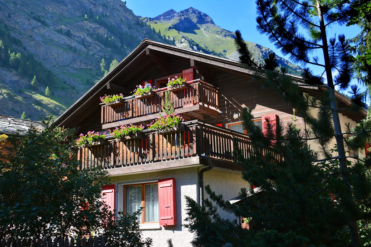Chalet Barbara — exterior showing balcony.