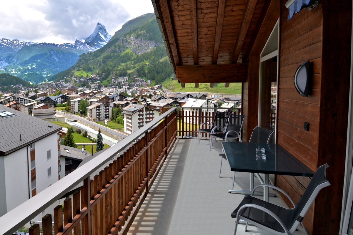 Highview Apt — Main Balcony with The View