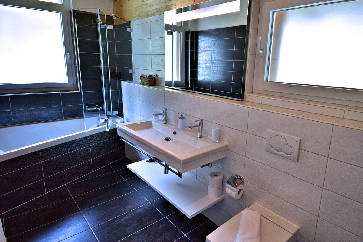 Highview Apt. — Bathroom #2 with tub-shower.