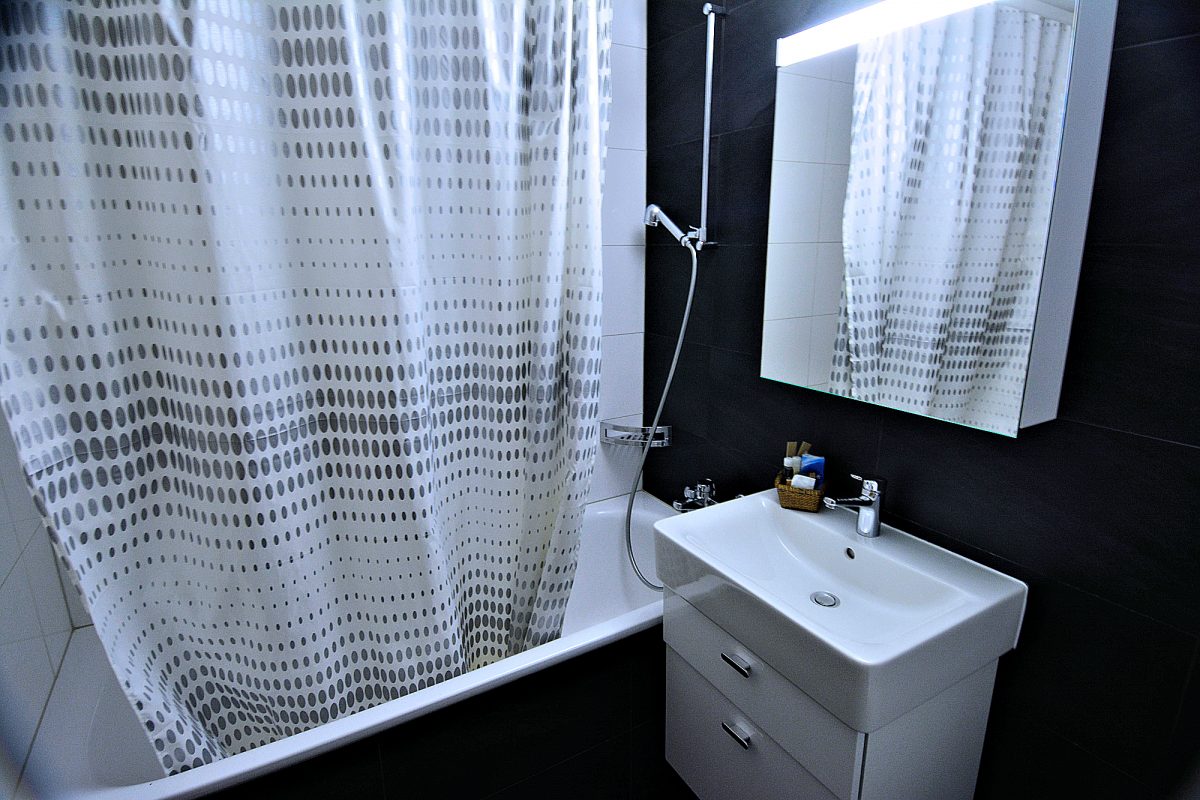 Lower Matten Maisonette - Bathroom with tub/shower.