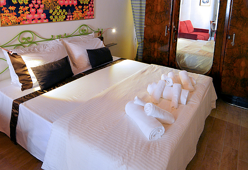 Large double bed in the Pantheon Apartment.