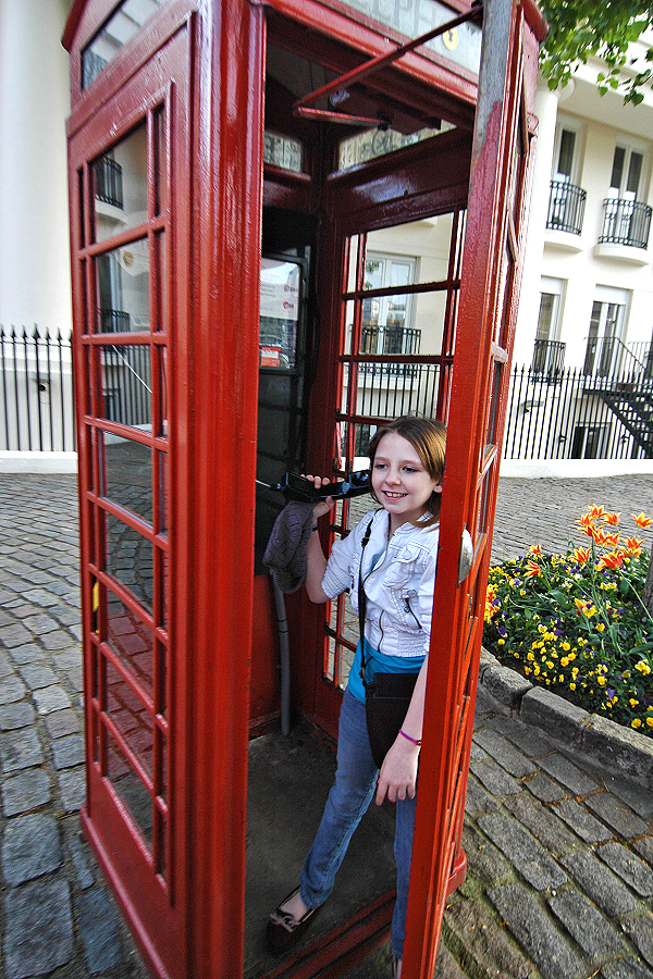 London Old & New: visiting tweener goes old-tech in a traditional red call box — increasing rare, but still out there.