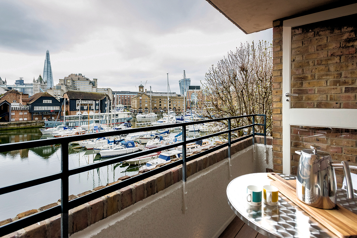 Queen Mary I Apartment - Coffee on the Balcony.