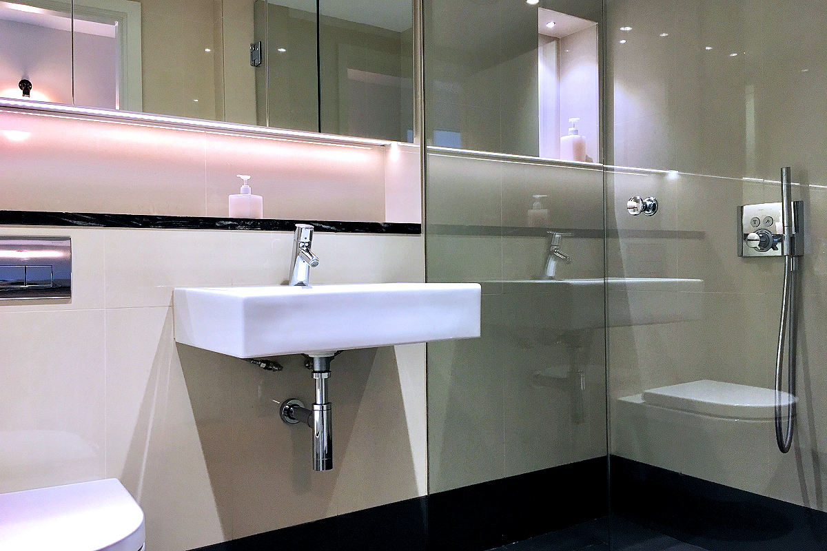 Queen Mary I Apartment - Bathroom with Walk-in Shower.