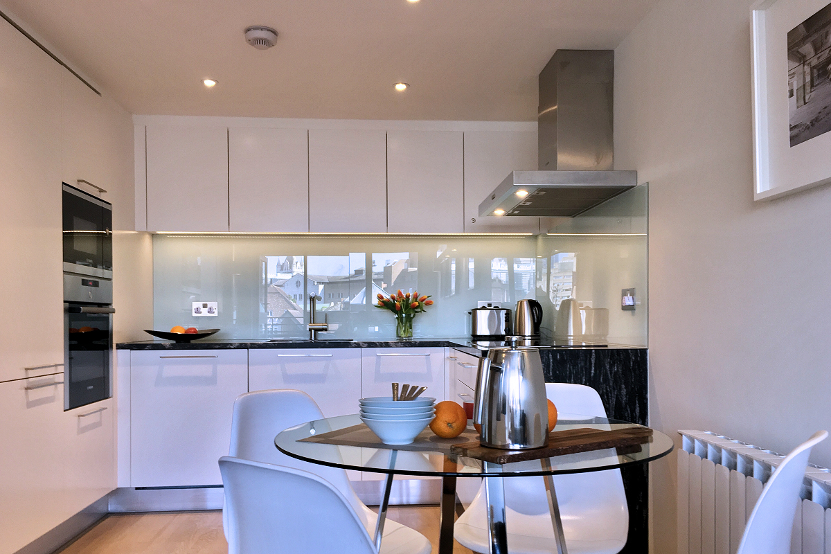 Queen Mary I Apartment - Dining Area & Kitchen.
