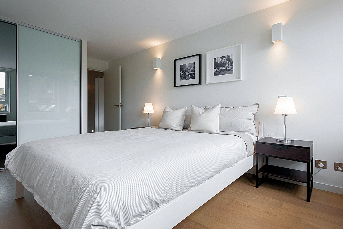 Queen Mary I Apartment - Queen Bedroom.