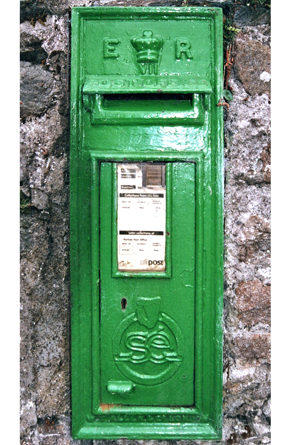 Pre-Irish Independence King Edward VII letterbox in wall.