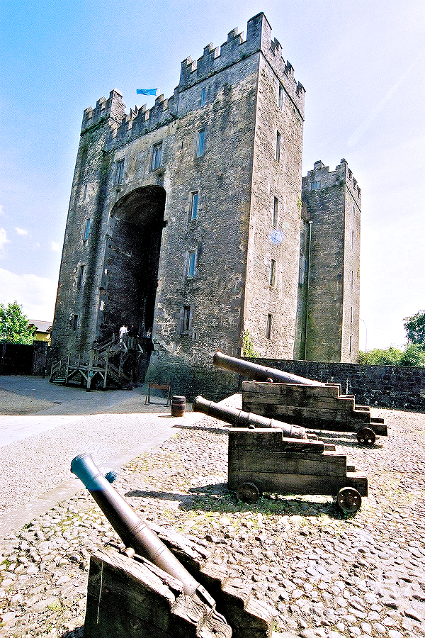 Co. Clare: Bunratty Castle with cannons