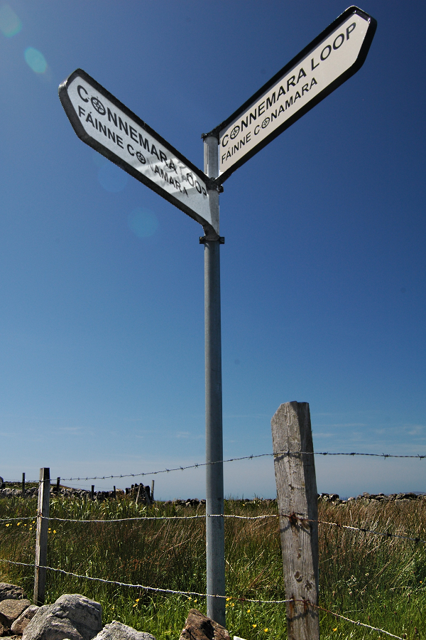 Co. Galway: Connemara Loop signpost.