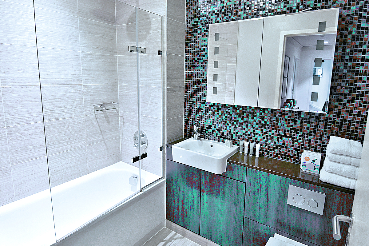 Christopher Wren Apartment - bathroom 2 with tub/shower.