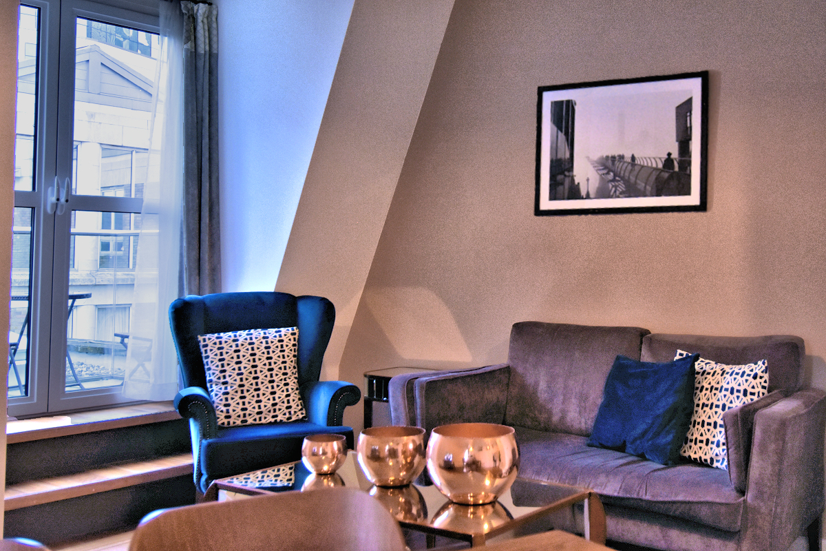 Christopher Wren Flat - Dining/living area with terrace access.