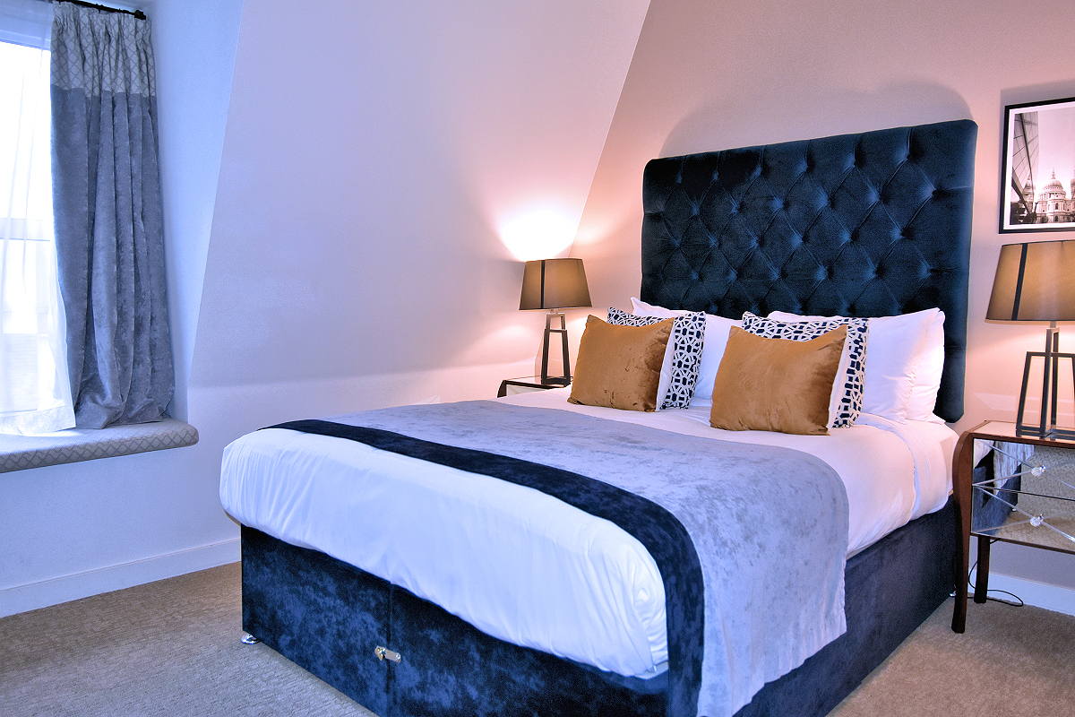 Christopher Wren Apartment - Queen Bedroom #2.