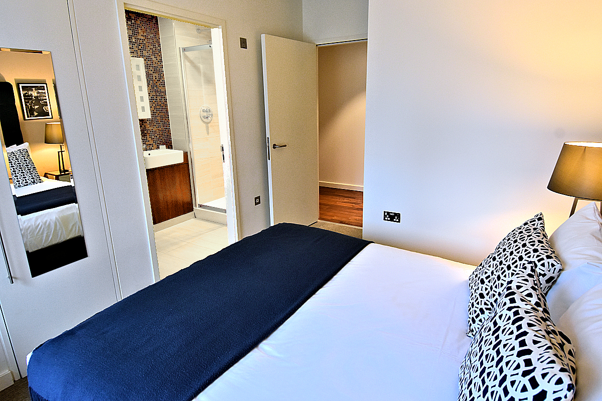 Christopher Wren Apartment - Queen Bedroom #1 with en suite bath.