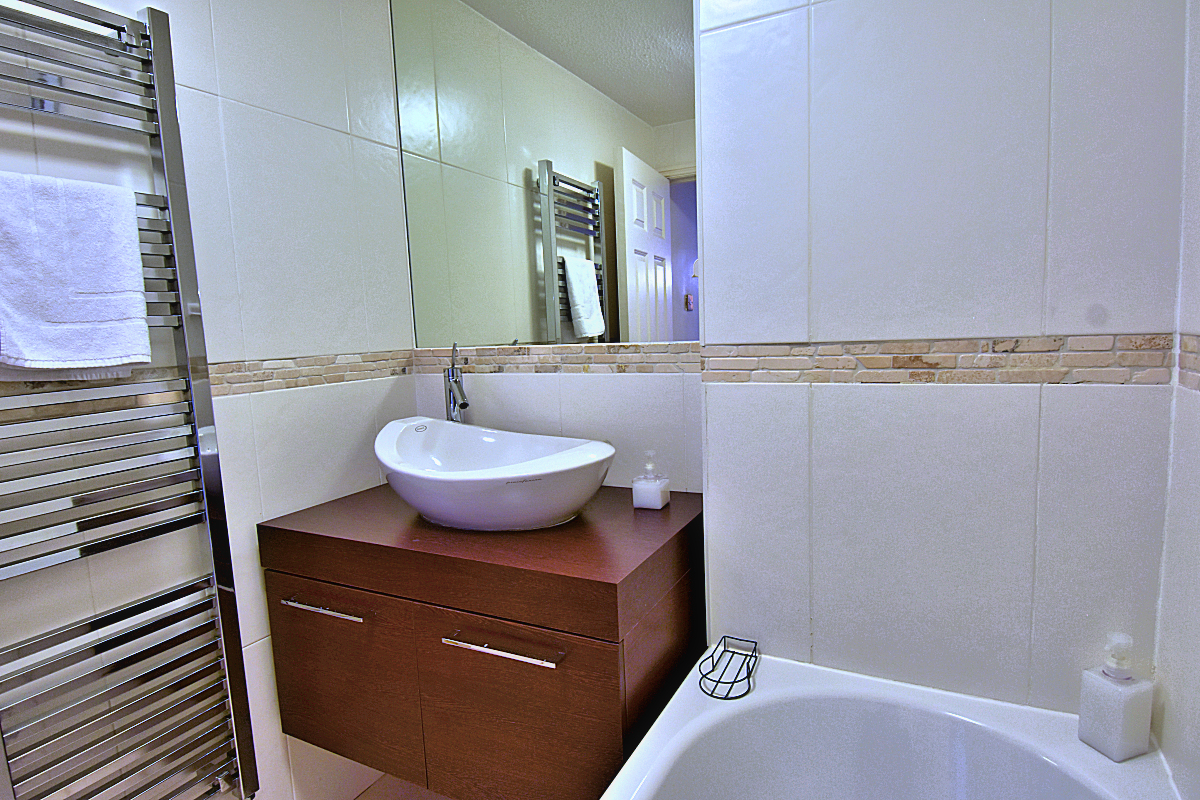 Queen Elizabeth I Apartment - Bathroom with Tub/Shower.