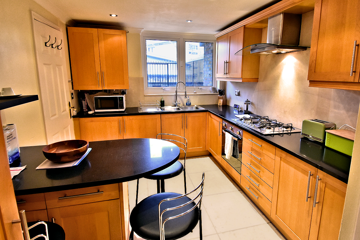 Queen Elizabeth I Apartment - Eat-in Kitchen.