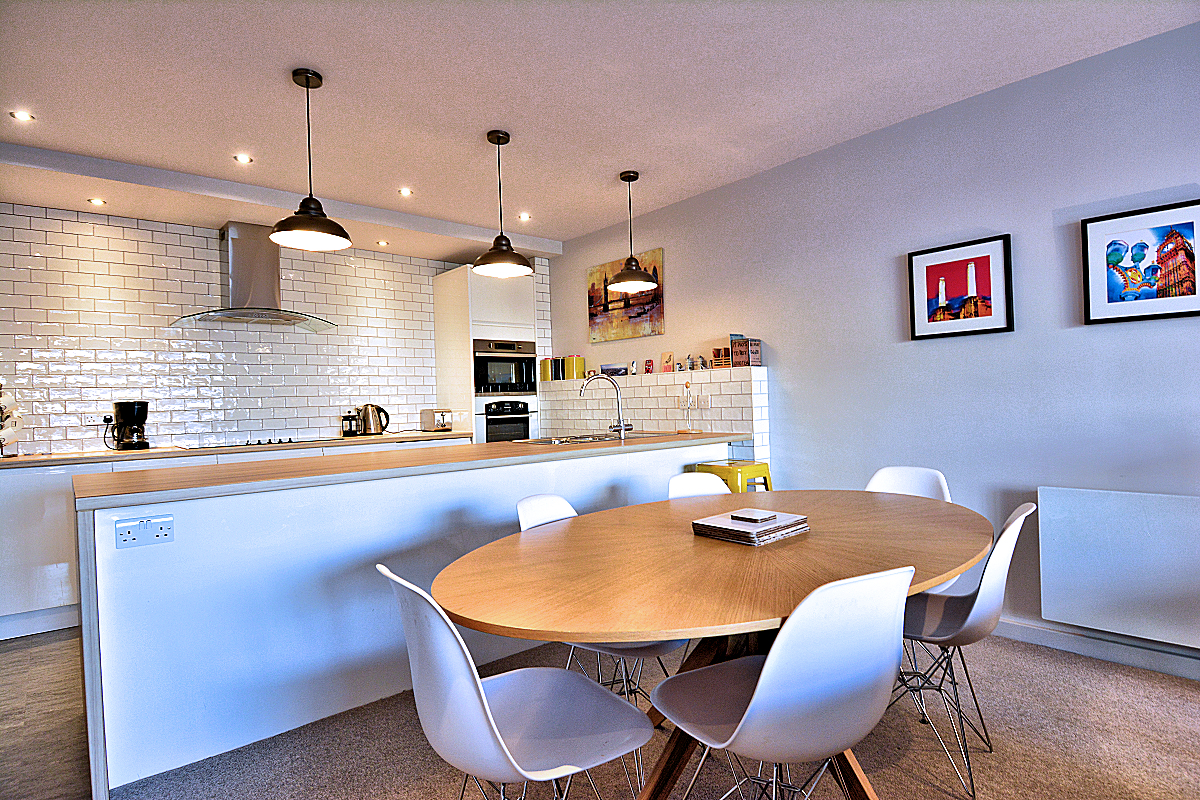 Shad Thames Apartment - Dining area by the kitchen.