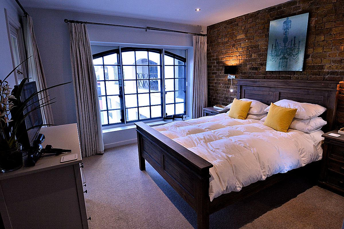 Shad Thames Apartment - King Bedroom 1 with view.
