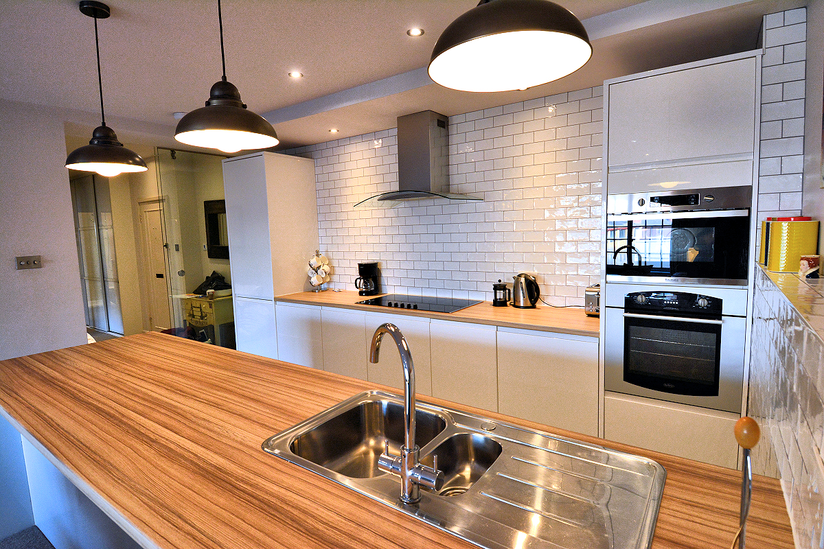 Shad Thames Apartment - Kitchen with island.
