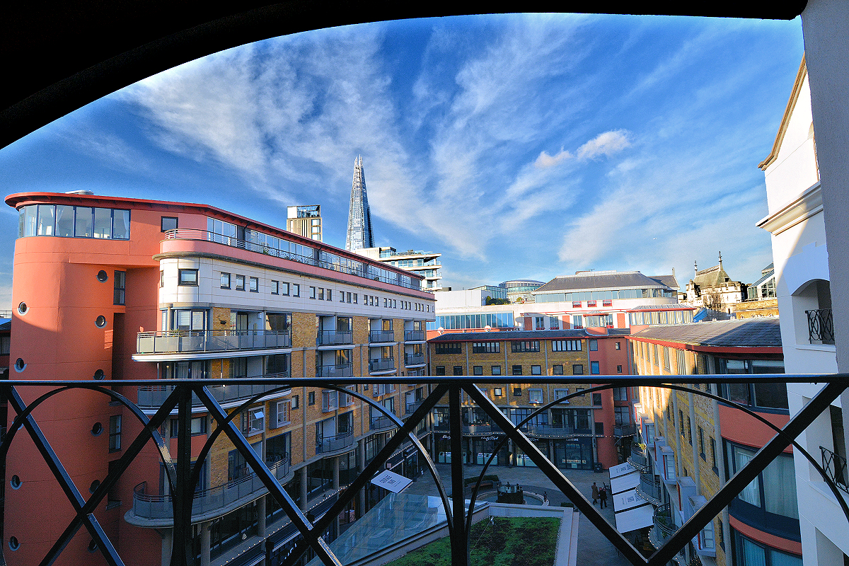 Shad Thames Apartment - Balcony View with The Shard and Tower Bridge.