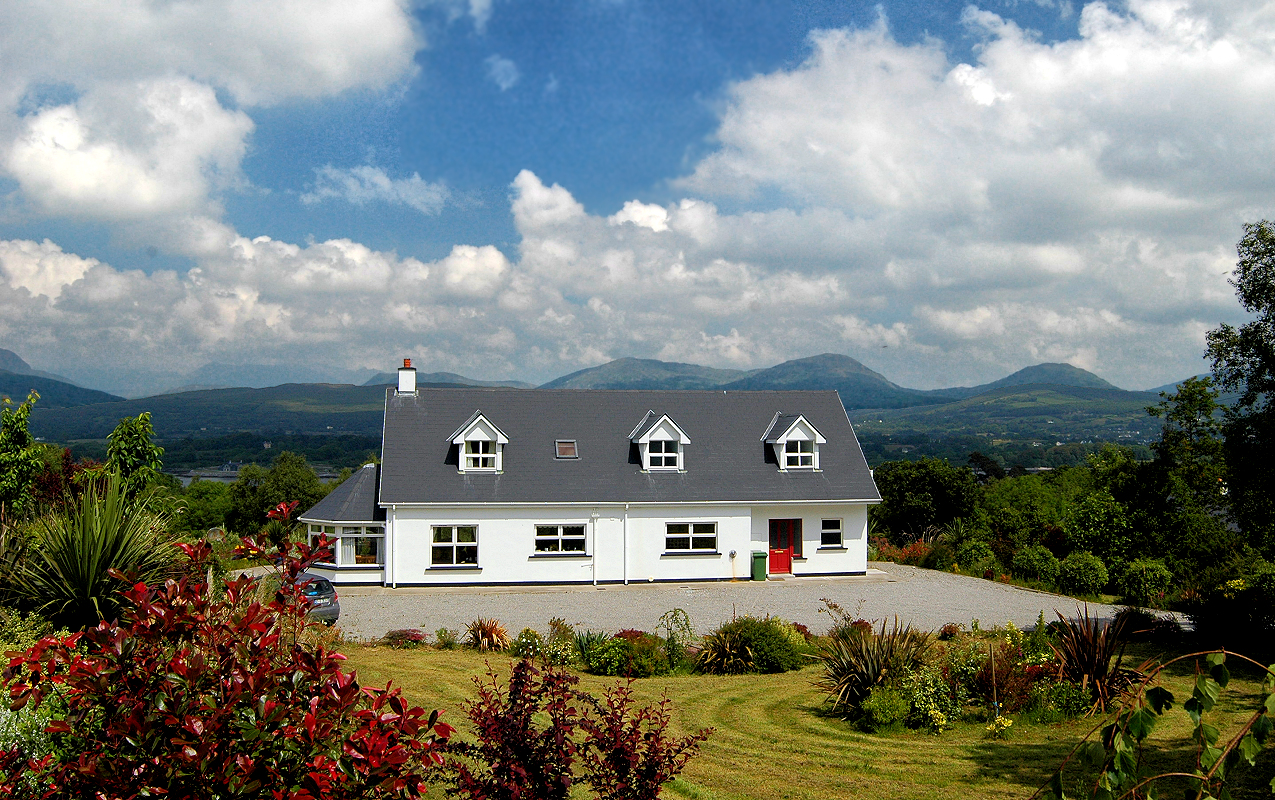 SW Ireland: Co. Kerry - Kenmare Bay Cottage. Photo copyright Home At First.