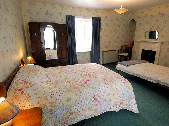 Clyro by Hay-on-Wye: Crows Nest Cottage's family triple bedroom. Photo copyright Home At First. Clyro by Hay-on-Wye: Crows Nest Cottage's family triple bedroom. Photo copyright Home At First.