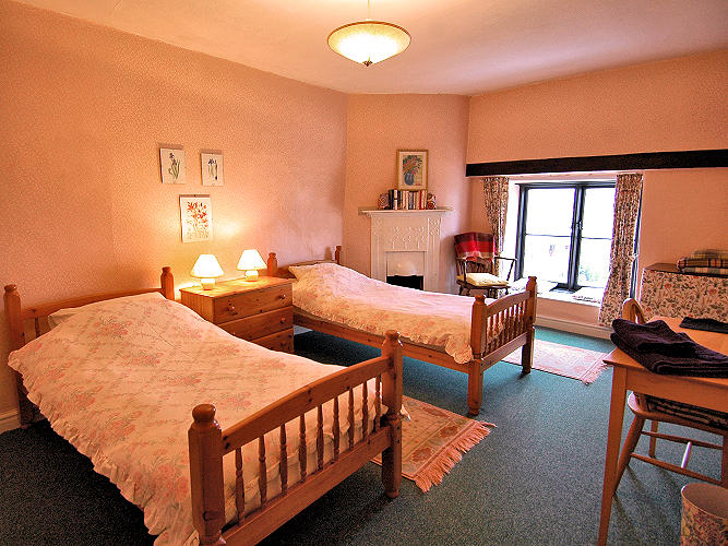 Clyro by Hay-on-Wye: Crows Nest Cottage's twin bedroom. Photo copyright Home At First. Clyro by Hay-on-Wye: Crows Nest Cottage's twin bedroom. Photo copyright Home At First.