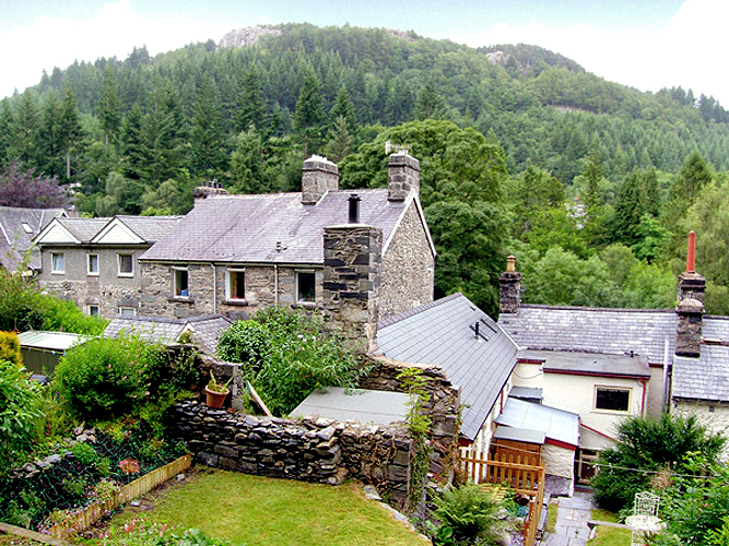 Llugwy Bridge Cottage: rear approach above cottage and Betwys-y-Coed main street. Photo courtesy the owners. Llugwy Bridge Cottage: rear approach above cottage and Betwys-y-Coed main street. Photo courtesy the owners.