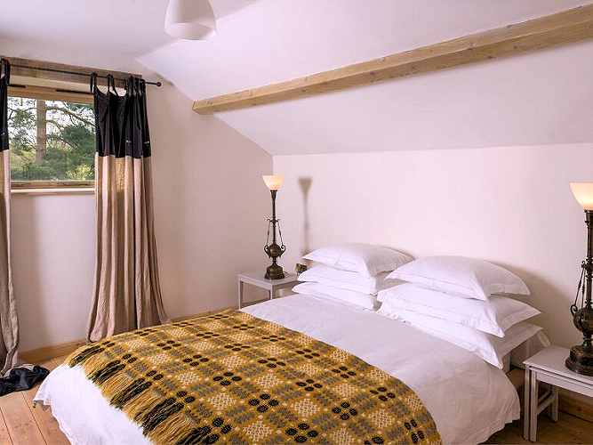 Hay-on-Wye: Wye River Farm Cottage Apt. — Double bedroom. Photo courtesy the owners. Hay-on-Wye: Wye River Farm Cottage Apt. — Double bedroom. Photo courtesy the owners.