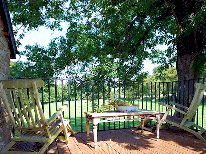 Hay-on-Wye: Wye River Farm Cottage Apartment — furnished upper level terrace. Photo courtesy the owners. Hay-on-Wye: Wye River Farm Cottage Apartment — furnished upper level terrace. Photo courtesy the owners.
