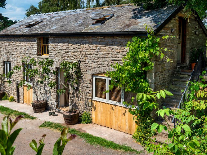 Hay-on-Wye: Wye River Farm Cottage — exterior showing apartment entries and stairs. Photo courtesy the owners. Hay-on-Wye: Wye River Farm Cottage — exterior showing apartment entries and stairs. Photo courtesy the owners.