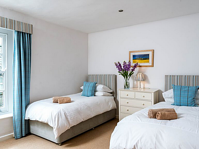 Llangattock: Usk Valley Townhouse - twin bedroom. Photo courtesy the owners. Llangattock: Usk Valley Townhouse - twin bedroom. Photo courtesy the owners.