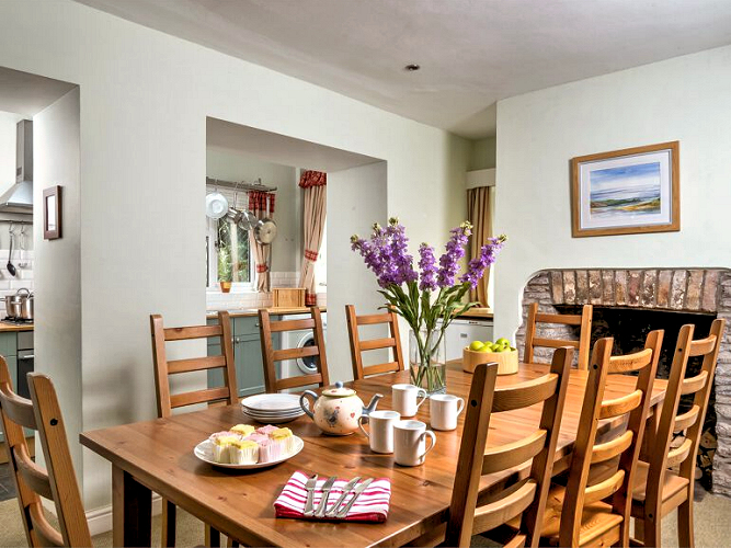 Llangattock: Usk Valley Townhouse — dining room set for 8. Photo courtesy the owners. Llangattock: Usk Valley Townhouse — dining room set for 8. Photo courtesy the owners.