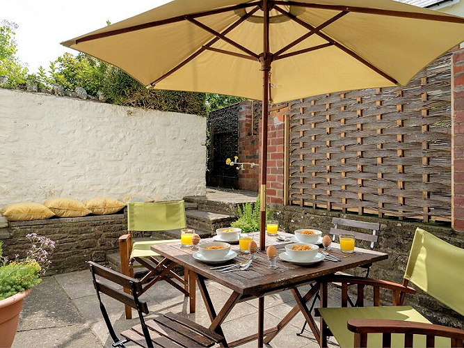 Llangattock: Usk Valley Townhouse — garden dining table with umbrella. Photo courtesy the owners. Llangattock: Usk Valley Townhouse — garden dining table with umbrella. Photo courtesy the owners.