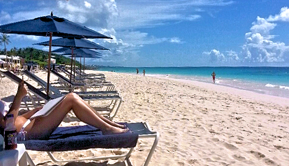 Home At First's Bermuda Independent Travel means having the freedom to choose your beach cottages and your beach days, eating in or going out to eat, playing golf or fishing, walking, cycling, shopping, or exploring the island by public transport or personal electric vehicle. Photo of Elbow Beach © Home At First.