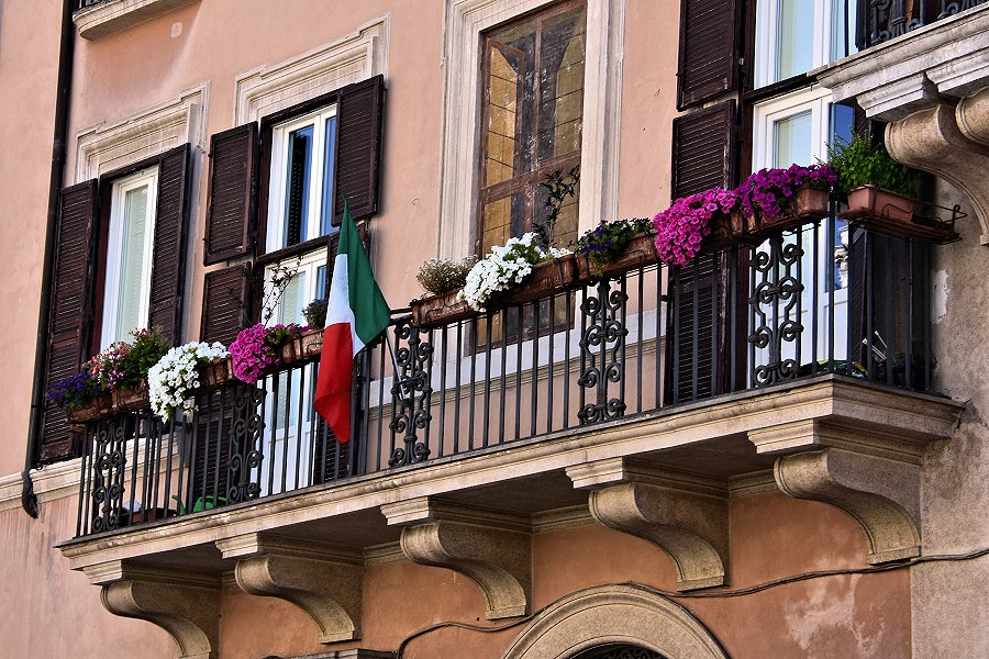 Rome: Balcony with flag & flowers - 900x600 72dpi - Photo Home At First.